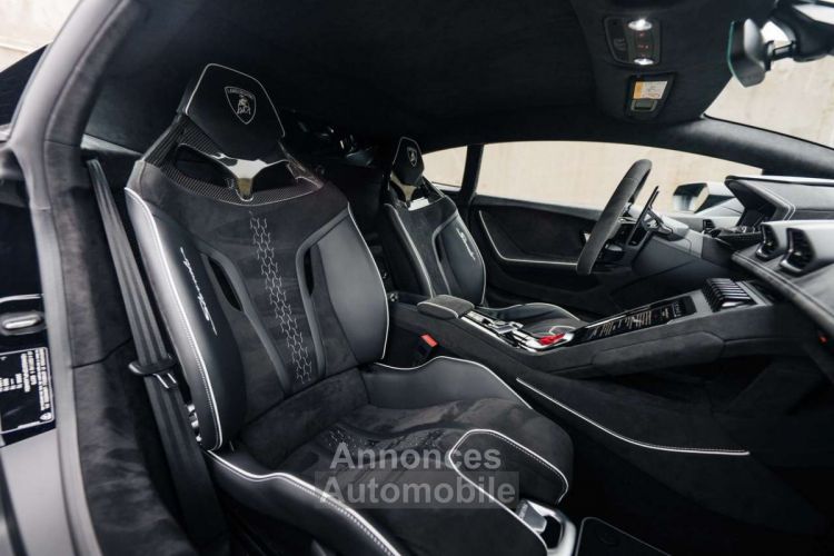 Lamborghini Huracan Huracán Sterrato 1 of 1499 Lift Alcantara 19 - <small></small> 299.000 € <small>TTC</small> - #24