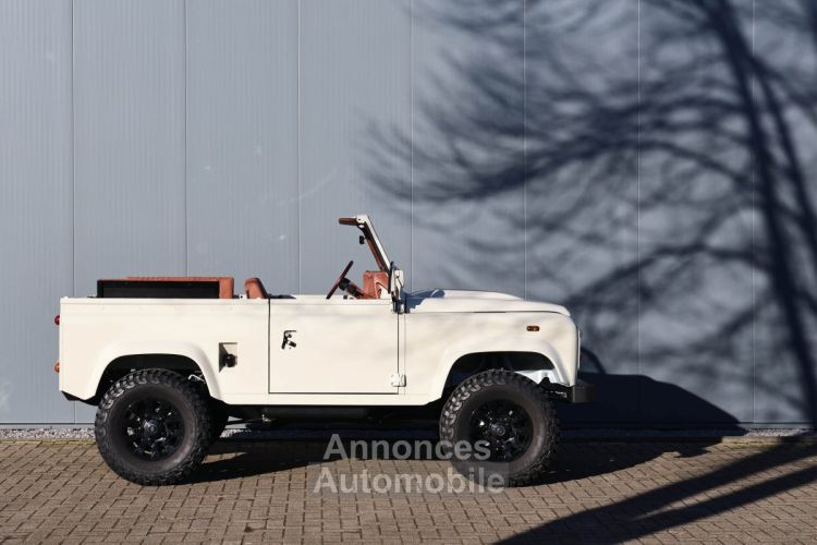 Land Rover Defender 90 V8 Miyo Safari 3.5L V8 producing 200 bhp with injection - <small></small> 146.000 € <small>TTC</small> - #2