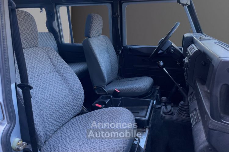 Land Rover Defender TD5 2L5 Station Wagon 9 Places // CLIM / ATTELAGE / MARCHE PIED / ENTRETIEN A JOUR / VITRES ARRIERES COULISSANTES - <small></small> 30.990 € <small>TTC</small> - #8