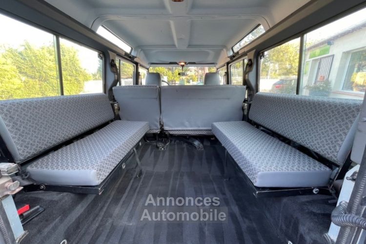 Land Rover Defender TD5 2L5 Station Wagon 9 Places // CLIM / ATTELAGE / MARCHE PIED / ENTRETIEN A JOUR / VITRES ARRIERES COULISSANTES - <small></small> 30.990 € <small>TTC</small> - #22