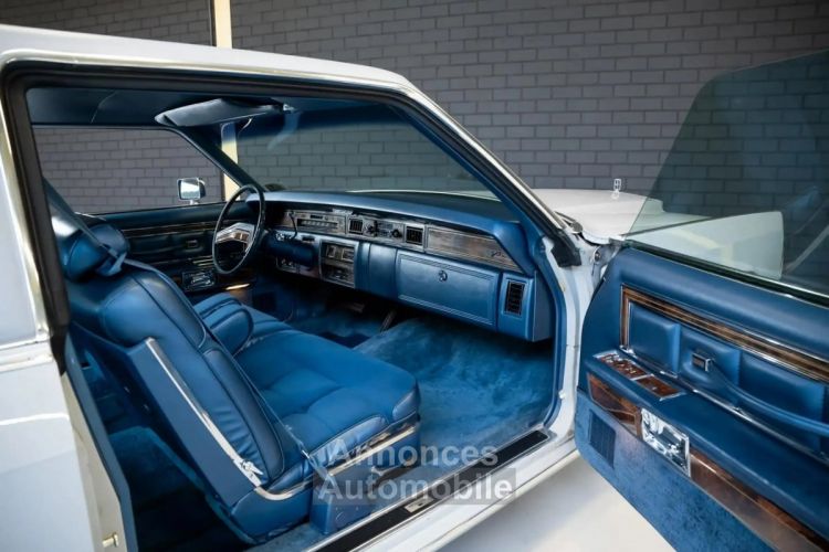 Lincoln Continental 1977 Coupe (1 owner, original paint) - <small></small> 37.950 € <small>TTC</small> - #12