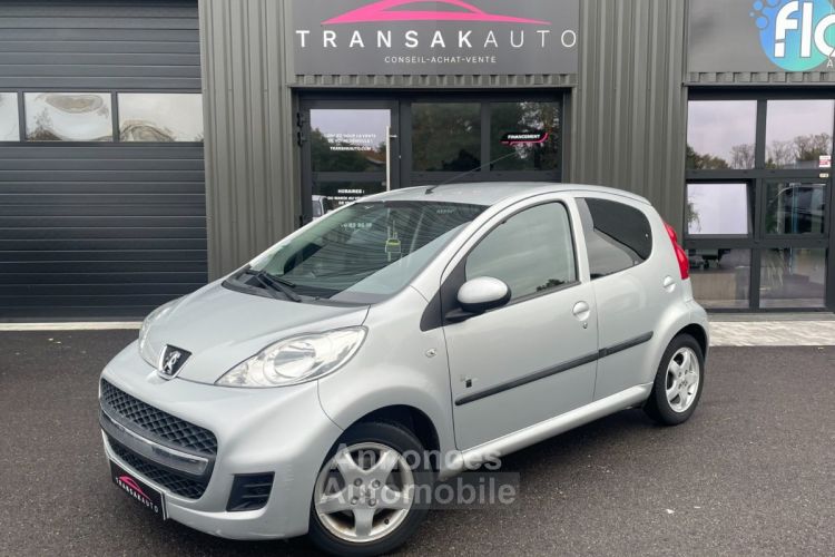 Peugeot 107 1.0e 12v 68ch blue lion 2-tronic black silver avec climatisation - <small></small> 6.290 € <small>TTC</small> - #1