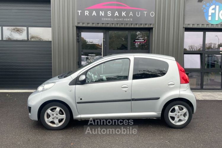 Peugeot 107 1.0e 12v 68ch blue lion 2-tronic black silver avec climatisation - <small></small> 6.290 € <small>TTC</small> - #2