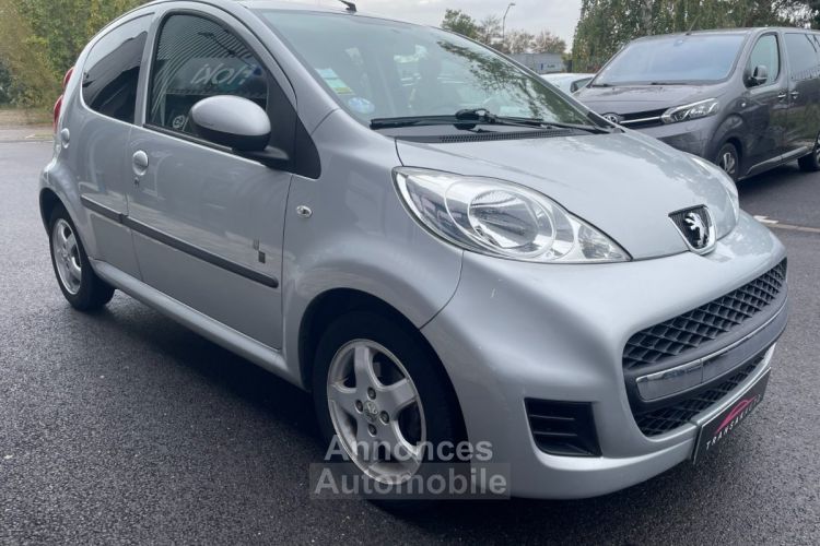 Peugeot 107 1.0e 12v 68ch blue lion 2-tronic black silver avec climatisation - <small></small> 6.290 € <small>TTC</small> - #4