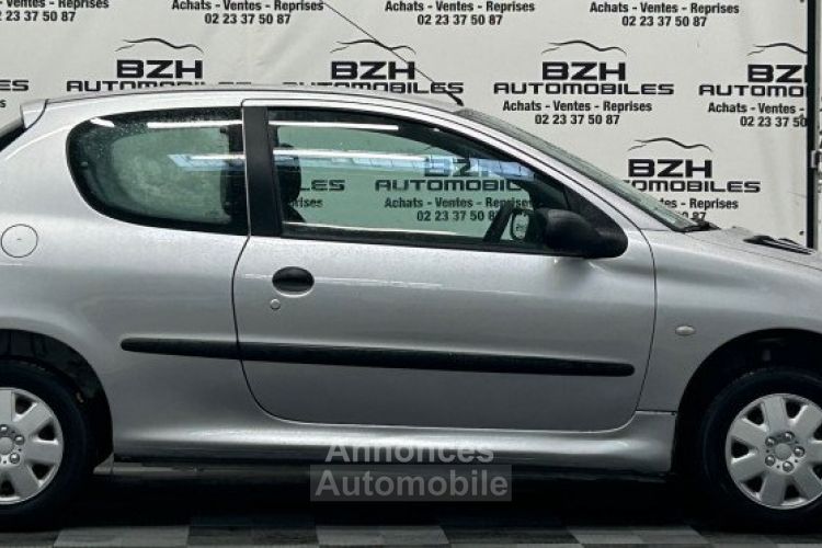 Peugeot 206 1.1 60CH XR 3P DISPONIBILITE IMMEDIATE - <small></small> 4.490 € <small>TTC</small> - #3