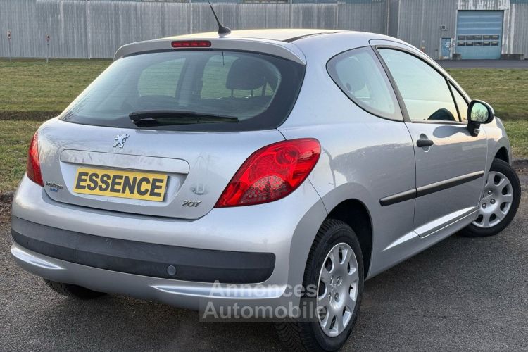 Peugeot 207 1.4i 16v 90ch (6 cv) 5 portes BVM5 Gris Urban 2006 + 94000KM CLIM GARANTIE - <small></small> 5.500 € <small>TTC</small> - #2