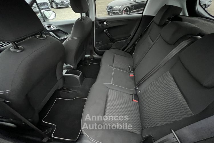 Peugeot 208 1.2 82ch 4cv 5P Style 5Places 58,000Kms Distri OK Garantie Moteur 2ans - <small></small> 7.990 € <small>TTC</small> - #17