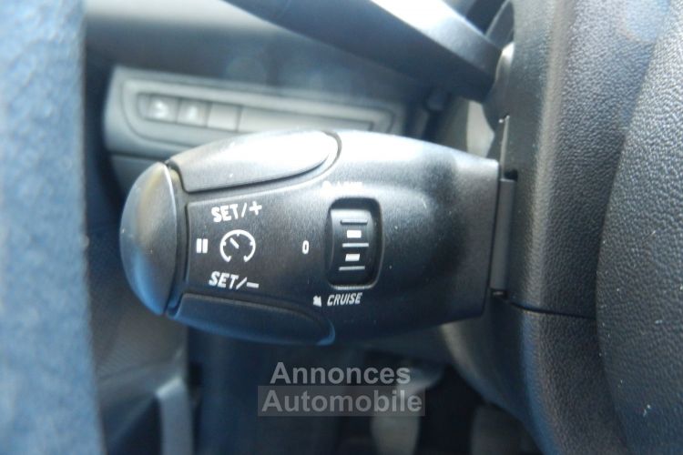 Peugeot 208 1.2i 82cv Style (Navigation pdc Bluetooth Clim) - <small></small> 7.850 € <small>TTC</small> - #17