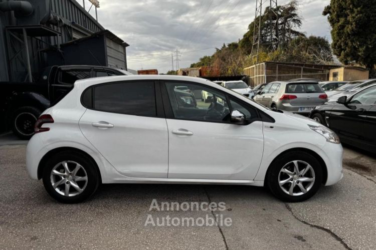 Peugeot 208 1.2i PureTech 12V - 82 BERLINE Style PHASE 1 - <small></small> 7.490 € <small>TTC</small> - #11