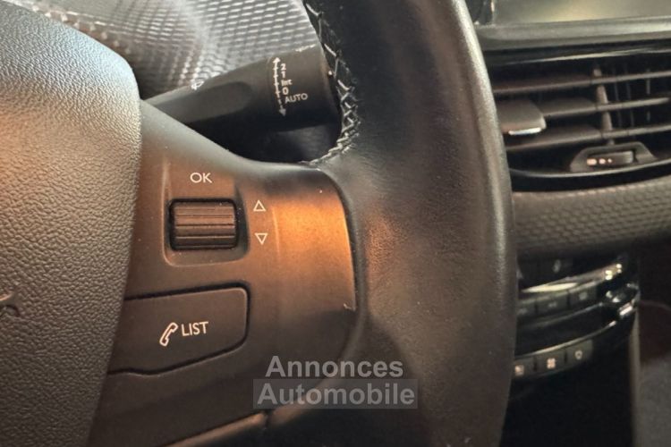 Peugeot 208 Allure 82ch 1.2 BVM5 Courroie Distribution OK Radar AR Clim auto Apple Carplay - <small></small> 7.990 € <small>TTC</small> - #9