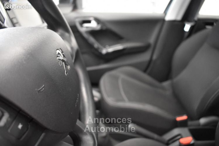 Peugeot 208 GENERATION-I 1.2 82ch ALLURE CAMERA SIEGES CHAUFFANTS TOIT PANO SUIVI GARANTIE 6 A ... - <small></small> 7.990 € <small>TTC</small> - #14