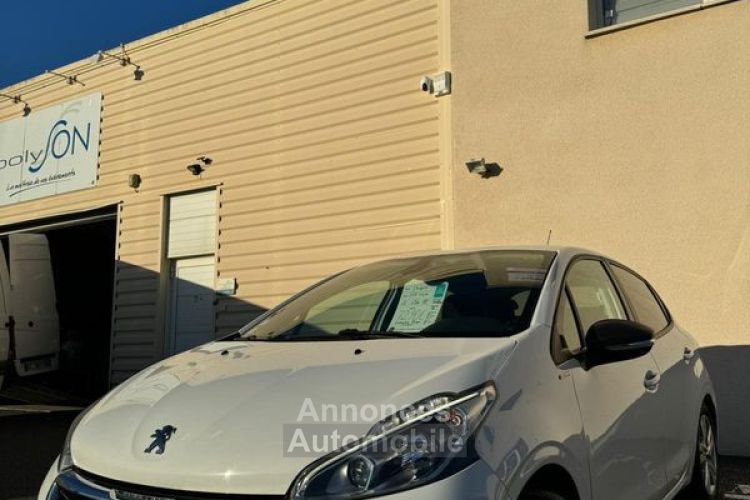 Peugeot 208 Phase 1.2 VTI 82CH STYLE RADAR AR VEHICULE REVISE ET ENTRETENU IDEAL JEUNE CONDUCTEUR CRIT AIR 1 GARANTIE 12 MOIS INCLUS A SAISIR - <small></small> 6.990 € <small>TTC</small> - #1