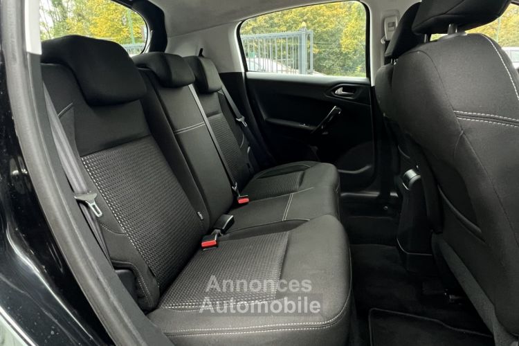 Peugeot 208 PHASE 2 ALLURE 1.2 82 Cv APPLE & ANDROID BLUETOOTH REGULATEUR GPS - GARANTIE 1 AN - <small></small> 8.970 € <small>TTC</small> - #18