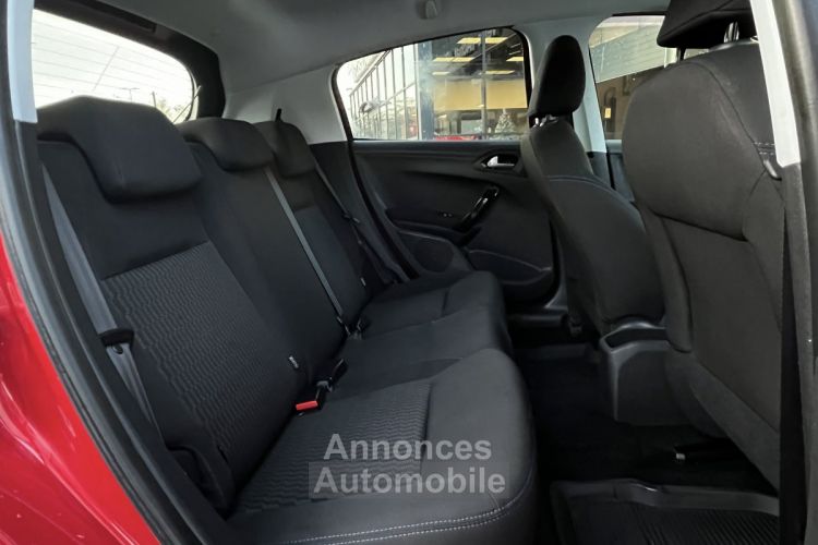 Peugeot 208 PHASE 2 SIGNATURE 1.2 82 Cv 1ERE MAIN / APPLE CAPRLAY & ANDROID AUTO - GARANTIE 1 AN - <small></small> 9.970 € <small>TTC</small> - #17