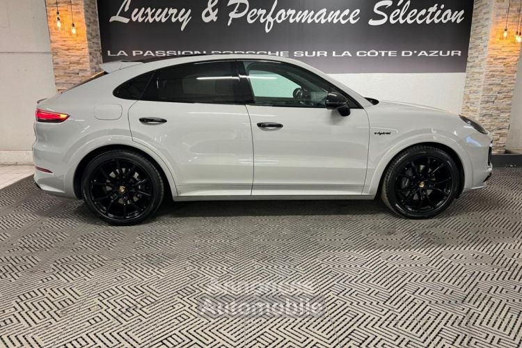 Porsche Cayenne COUPE 3.0 V6 E-Hybrid 462ch 2022 - Gris craie - Pack sport design - 1°main - Origine FR - <small></small> 84.990 € <small></small> - #7