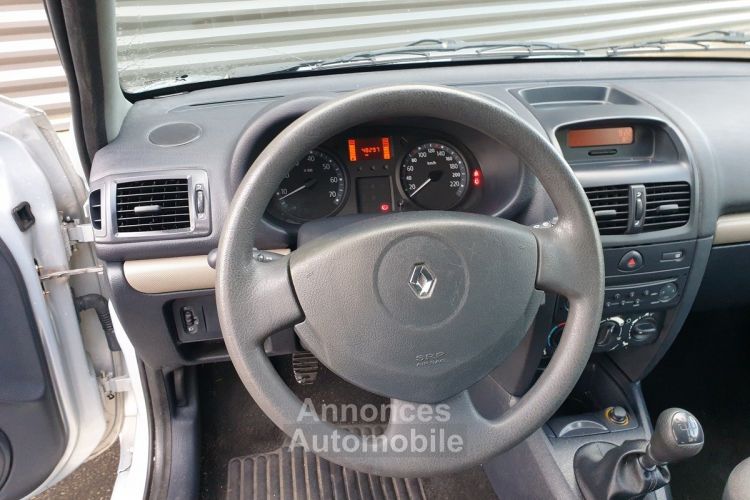 Renault Clio ii phase 2 1.2 75 confort authentique . 5 pts - <small></small> 4.990 € <small>TTC</small> - #9
