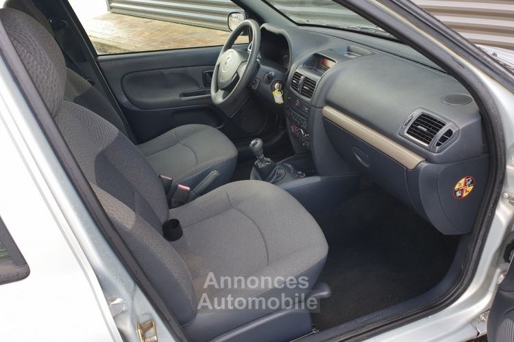 Renault Clio ii phase 2 1.2 75 confort authentique . 5 pts - <small></small> 4.990 € <small>TTC</small> - #18