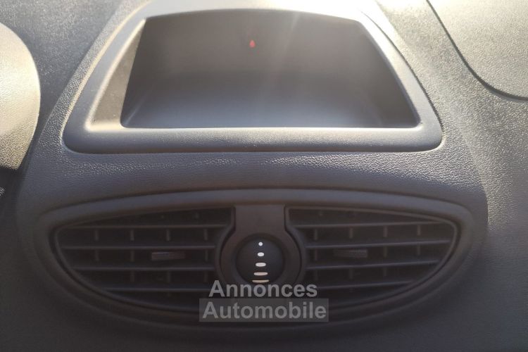 Renault Clio III 1.2 16V 75ch (5 cv) BVM5 Gris 3 Portes - eco2 Authentique 2009 - <small></small> 4.500 € <small>TTC</small> - #12