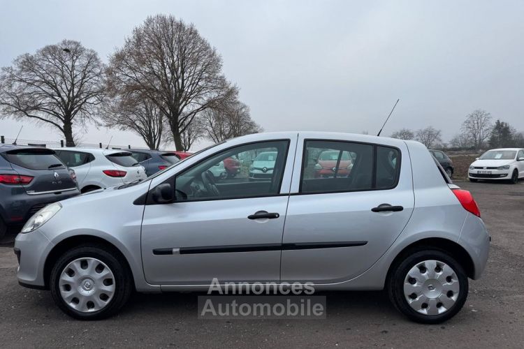 Renault Clio III 1.2 16V Authentique - <small></small> 3.999 € <small>TTC</small> - #2