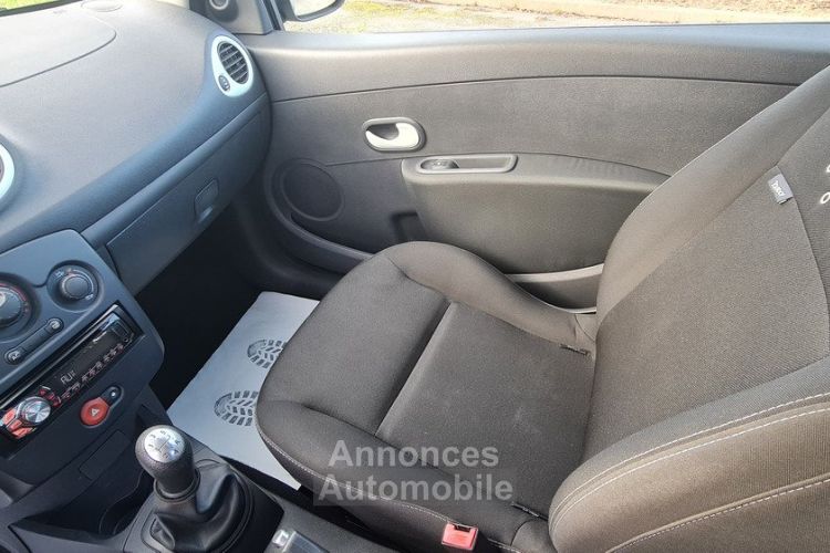 Renault Clio III 1.2i 16V 75ch (5 cv) - BVM5 3 Portes Noir eco2 Yahoo 2012 - <small></small> 6.990 € <small>TTC</small> - #16