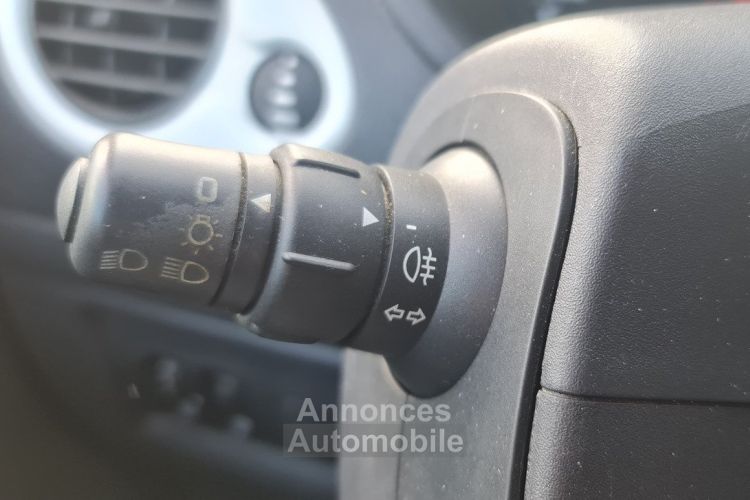 Renault Clio III 1.2i 16V 75ch (5 cv) - BVM5 3 Portes Noir eco2 Yahoo 2012 - <small></small> 6.990 € <small>TTC</small> - #19