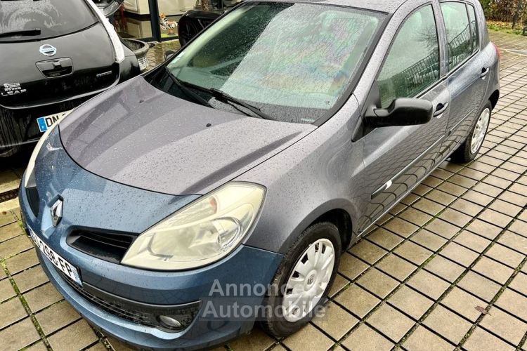 Renault Clio III 1.4 16V 98CH - <small></small> 3.990 € <small>TTC</small> - #2