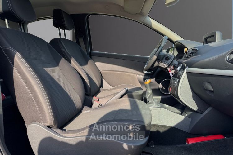 Renault Clio III dCi 75 eco2 20th anniversaire / Tom Tom Nav - <small></small> 3.990 € <small>TTC</small> - #10