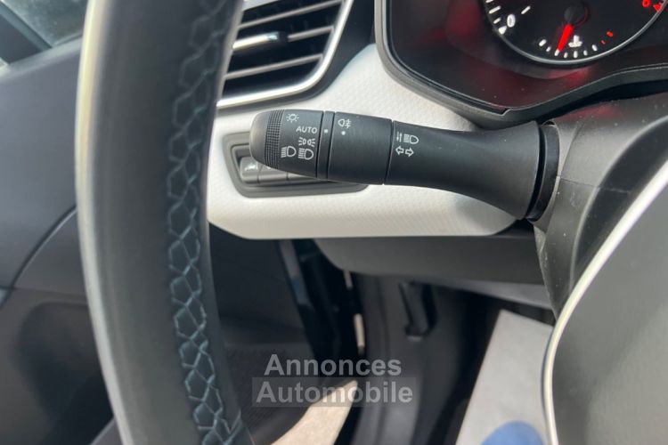 Renault Clio V TCe 90 - 21 Limited 1ERE MAIN CAM CARPLAY LINE ASSIST - <small></small> 12.990 € <small>TTC</small> - #17