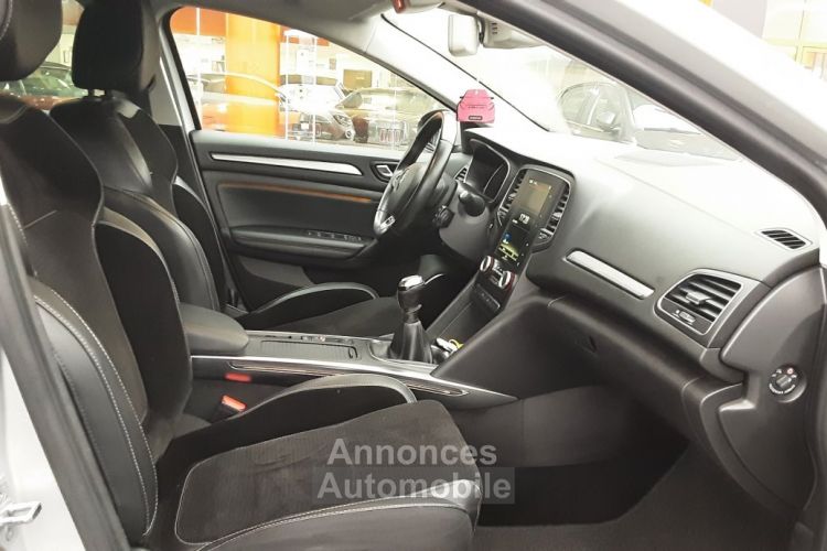 Renault Megane IV Berline TCe 130 Energy Intens - <small></small> 12.490 € <small>TTC</small> - #17