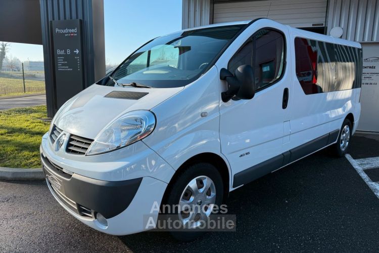 Renault Trafic II Passenger 2.0 DCi 115ch Grand Expression BVM6 8 places 2ème main Français GPS Bluetooth Régulateur Radar de recul Clim AV-AR Vitrage surteinté Pack - <small></small> 18.990 € <small>TTC</small> - #1