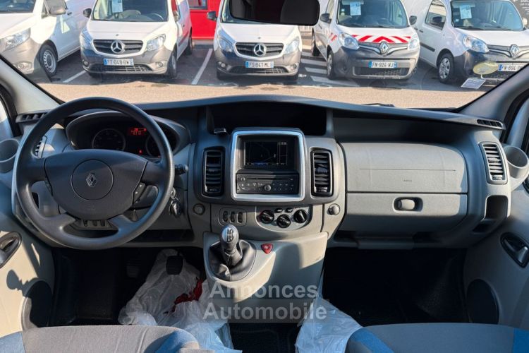 Renault Trafic II Passenger 2.0 DCi 115ch Grand Expression BVM6 8 places 2ème main Français GPS Bluetooth Régulateur Radar de recul Clim AV-AR Vitrage surteinté Pack - <small></small> 18.990 € <small>TTC</small> - #2