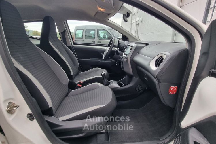 Toyota Aygo X-Play 5P 1.0 VVTI 72 CV / 1E MAIN / SUIVI COMPLET / CAMERA / CLIM / GTIE 12 MOIS - <small></small> 9.490 € <small>TTC</small> - #19