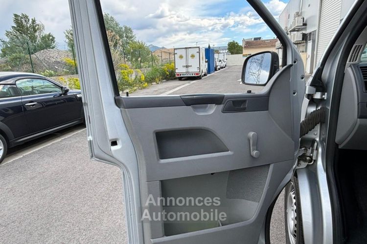 Volkswagen Caravelle t5 transporter - multivan 2.5 tdi bva 9 pl ct ok clim - <small></small> 19.990 € <small>TTC</small> - #24