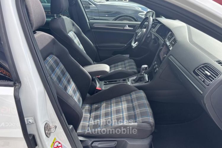 Volkswagen Golf 7 GTE 1.4 TSI 204 ch DSG6 VIRTUAL COCKPIT + TOIT OUVRANT - <small></small> 18.489 € <small>TTC</small> - #18