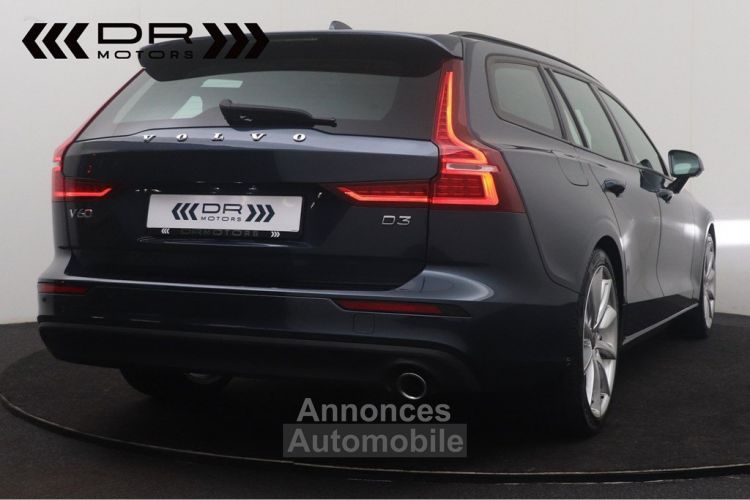 Volvo V60 D3 MOMENTUM - LEDER LED NAVI MIRRORLINK - <small></small> 24.495 € <small>TTC</small> - #2