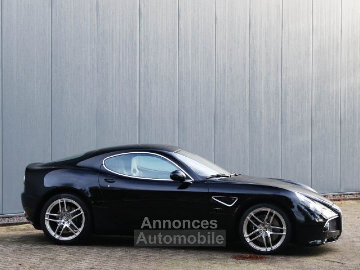 Alfa Romeo 8C Competizione 4.7-liter V8 engine 450 HP - 9