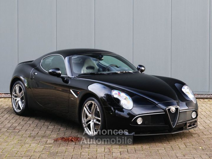 Alfa Romeo 8C Competizione 4.7-liter V8 engine 450 HP - 11