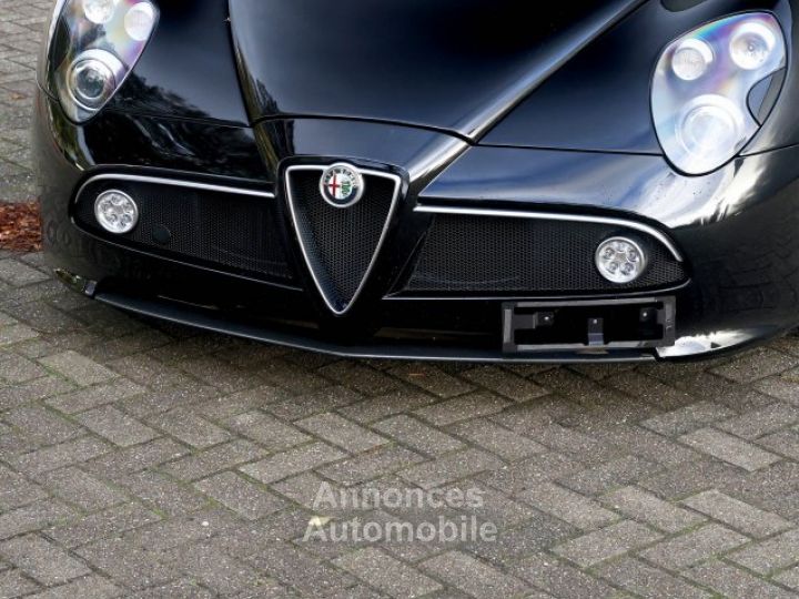 Alfa Romeo 8C Competizione 4.7-liter V8 engine 450 HP - 17