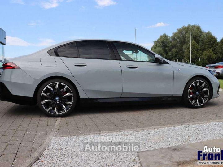 BMW i5 40 M-SPORT FUL PANO TREKHK DRIV+PARK PRO - 8