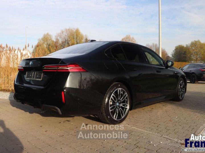 BMW i5 40 M-SPORT TREKHK H&K CAM STUURVRW 19 - 7