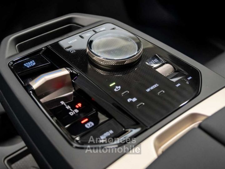 BMW iX 40 xDrive Harman Kardon Trekhaak Keyless ACC LED - 32