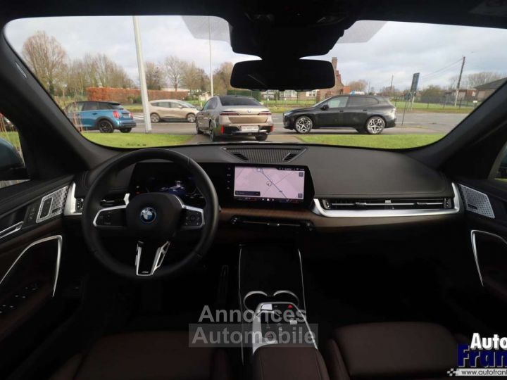 BMW iX1 20 M-SPORT PANO MEMO H&K CAM - 23