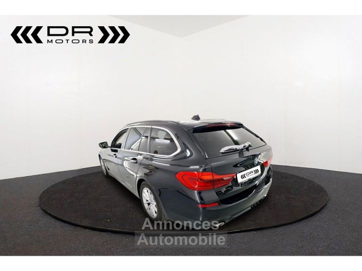 BMW Série 5 Touring 520 dA - NAVI LEDER PANODAK KEYLESS ENTRY - 2