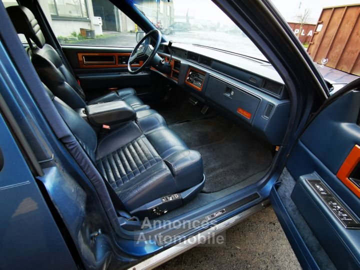 Cadillac Fleetwood , CADILLAC FLEETWOOD - DE VILLE , Limo , V8 - 4500 Cc Automatique - 28