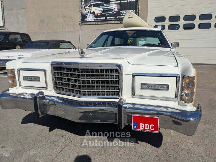 Ford LTD COUNTRY SQUIRE WOODY - 20