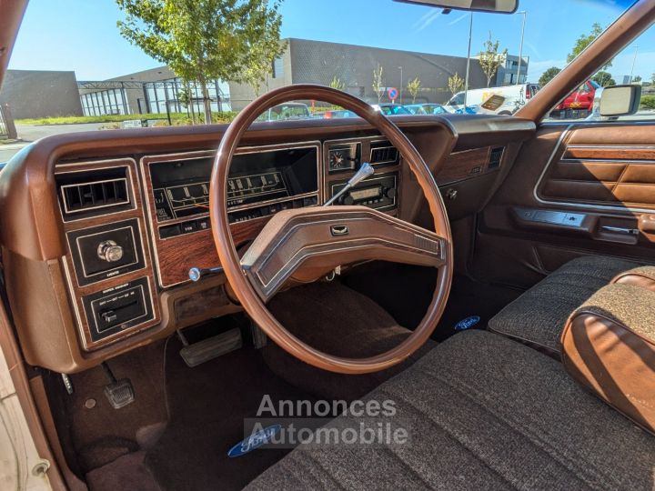 Ford LTD COUNTRY SQUIRE WOODY - 25