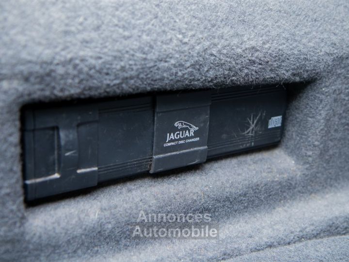 Jaguar Daimler Super V8 Jaguar 4.0 V8 - MEMORY SEATS - ZETELVERWARMING - ONDERHOUDSHISTORIEK - 32