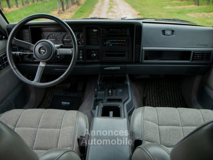 Jeep Cherokee XJ 4.0i Automaat 4X4 - OLDTIMER - SERVO - AIRCO - ELEKTR. RAMEN - 12