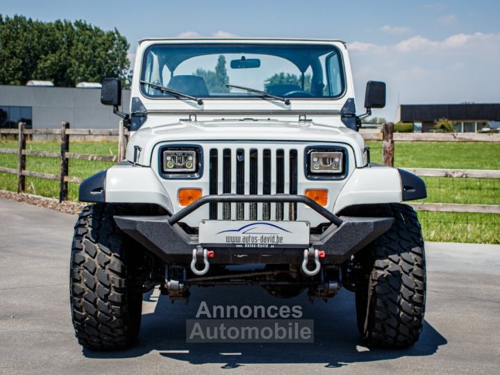 Jeep Wrangler YJ 4.2 4X4 Automaat SOFT TOP - OLDTIMER - LED KOPLAMPEN - BLAUPUNKT - ACHTERBANK - 4