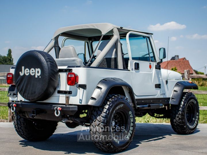 Jeep Wrangler YJ 4.2 4X4 Automaat SOFT TOP - OLDTIMER - LED KOPLAMPEN - BLAUPUNKT - ACHTERBANK - 7